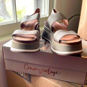 Gold stretchy platform